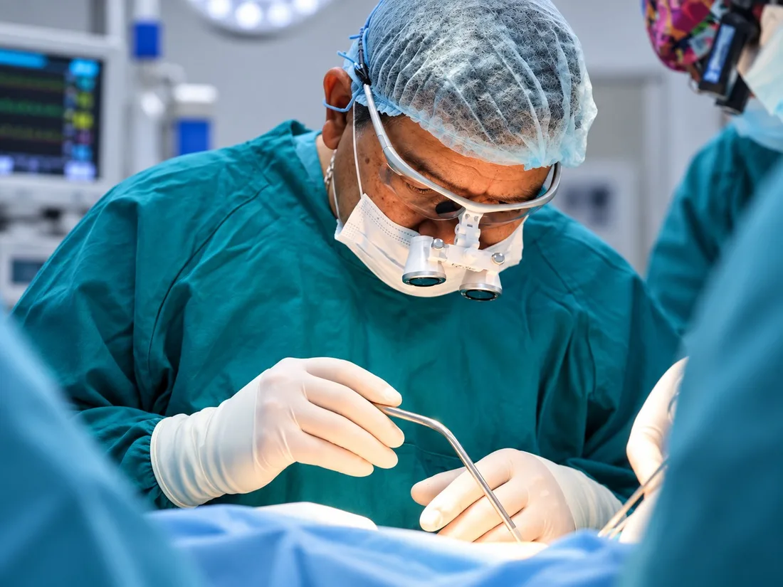 Doctor durante una intervención quirúrgica