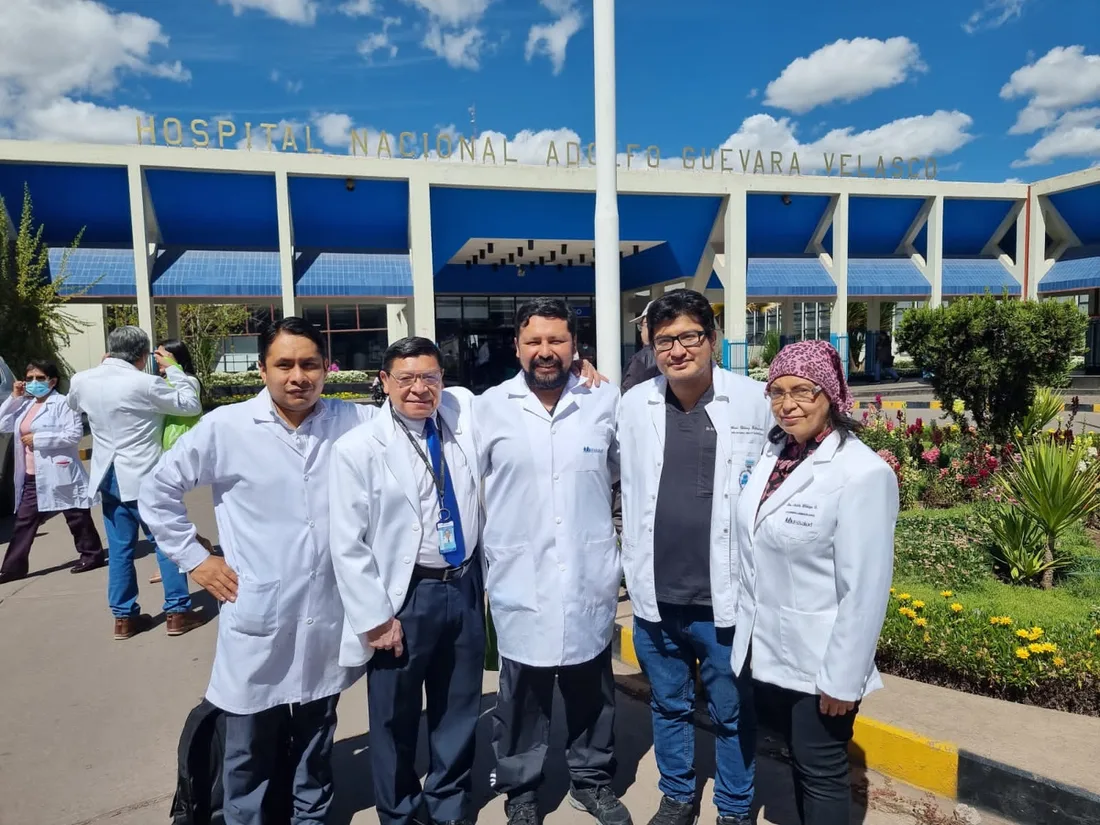 Equipo médico frente al Hospital Nacional Adolfo Guevara Velasco