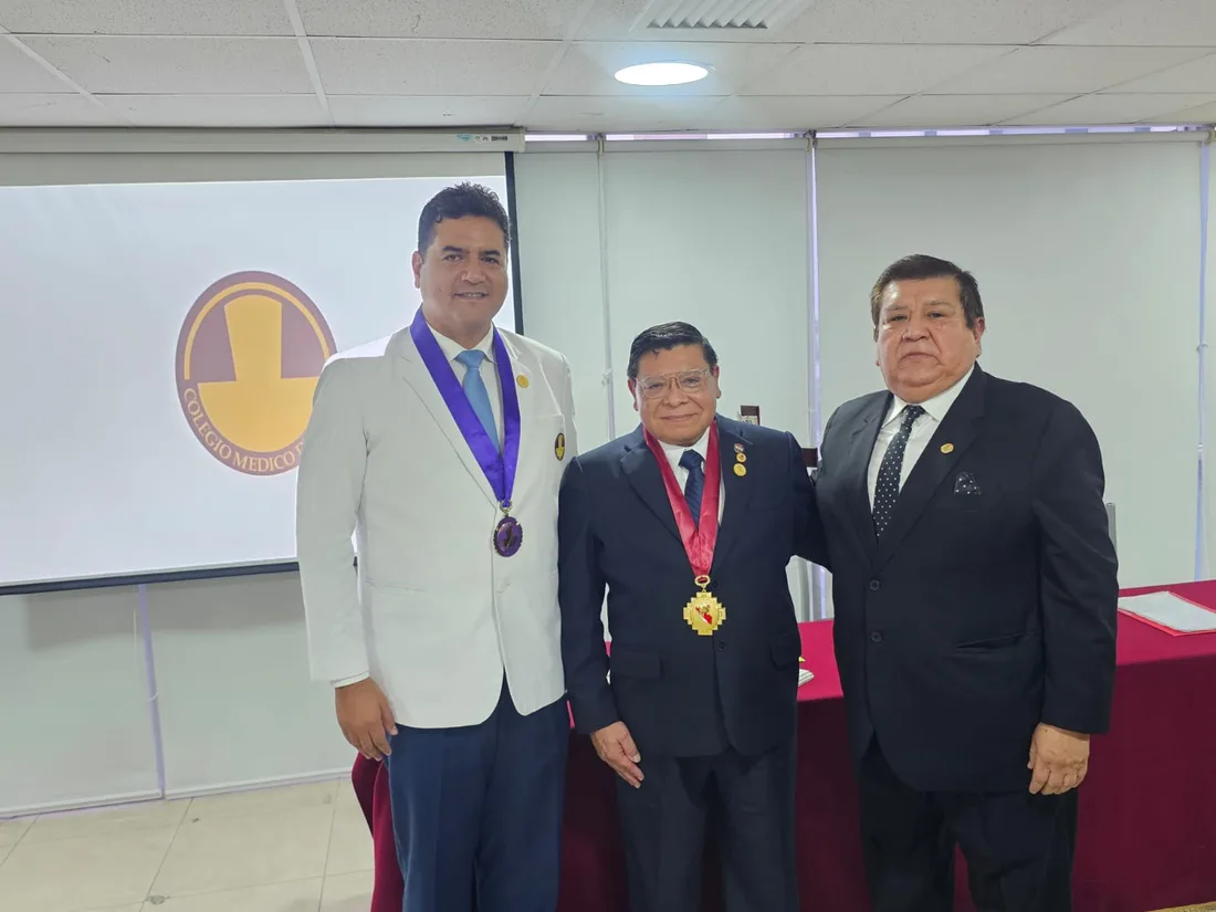 Ceremonia en el Colegio Médico