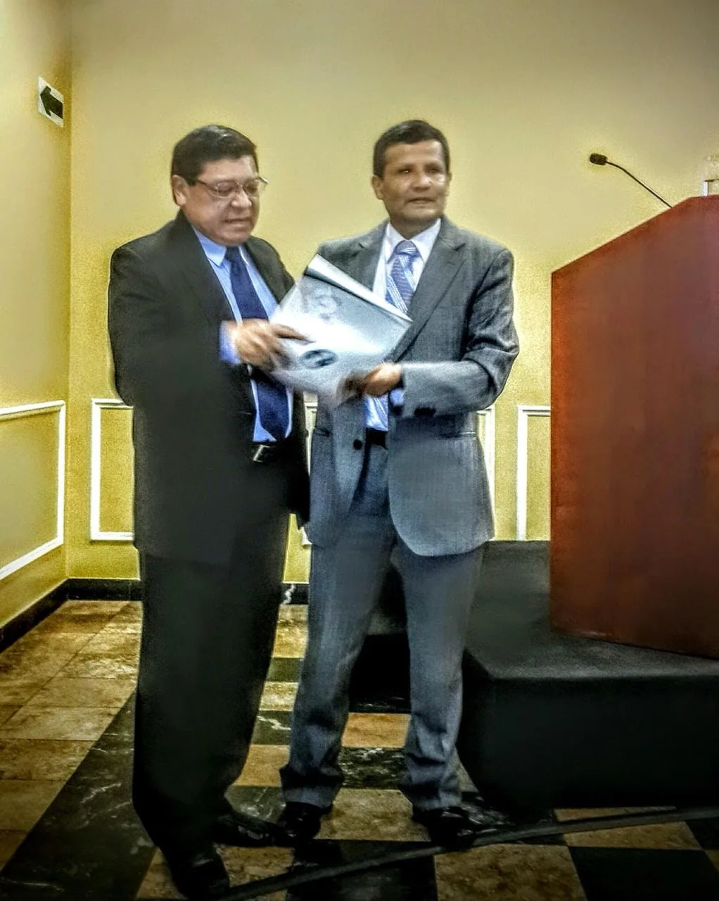 Entrega de un reconocimiento profesional